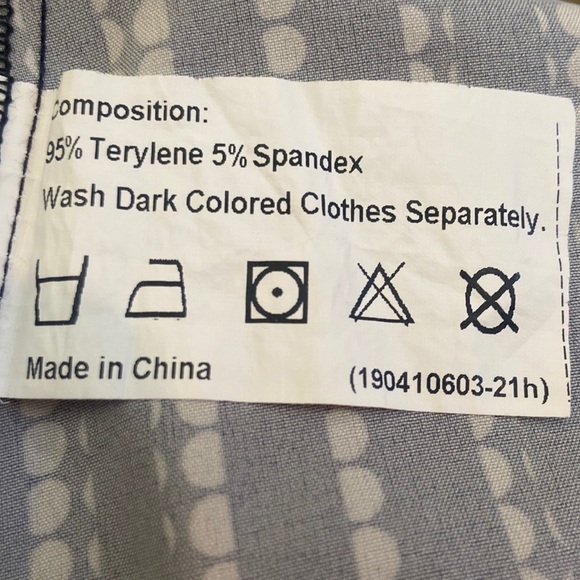 Size Large top feels silky and cool. Light. Dress shirt, short sleeve, loose. - Picture 7 of 7